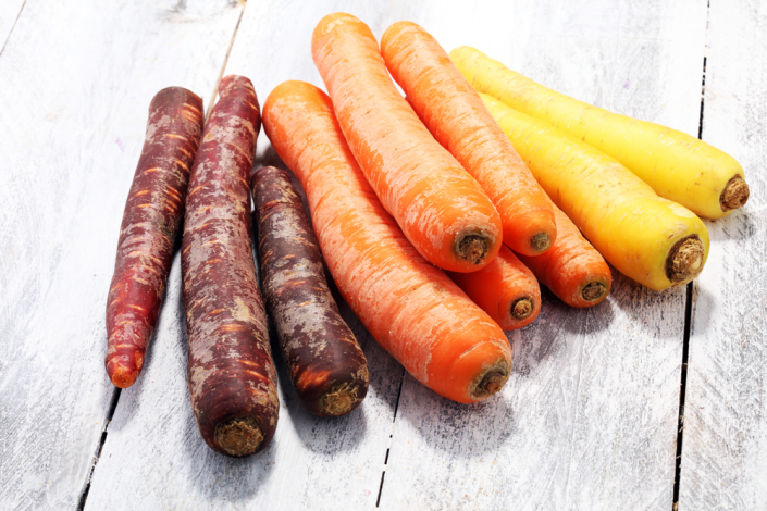 Im Gemüseregal dominieren orangene Karotten, doch es gibt sie in vielen verschiedenen Farben / ©AdobeStock/beats_