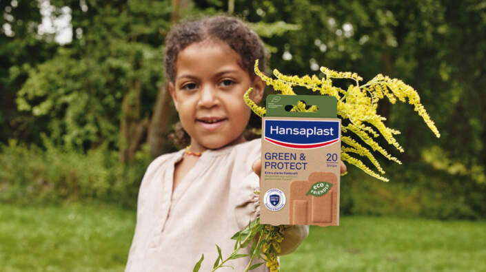 Hansaplast_Green&Protect_Packshot_mit-Madchen_ONLINE2